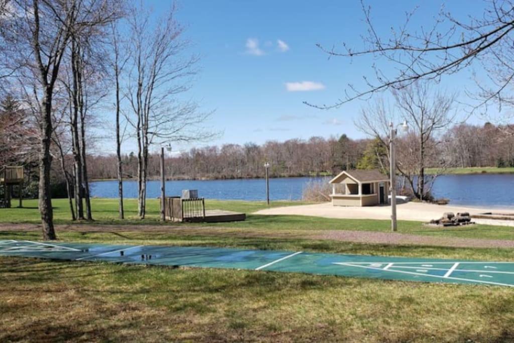 Walk To Pool & Beach - Spacious Gateway, Hot Tub, Game Room Pocono Country Place Luaran gambar